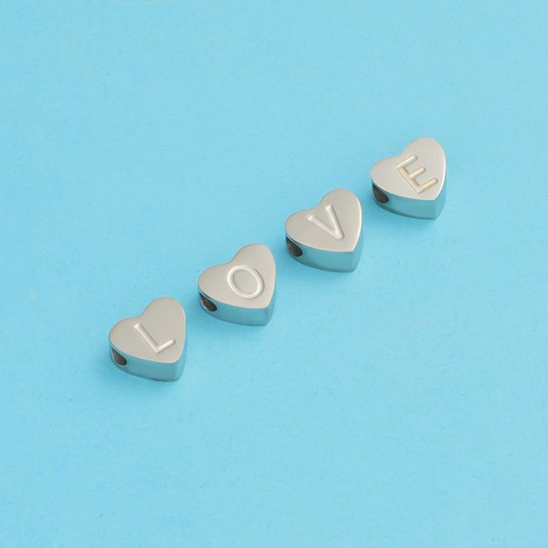 Pendentif et collier lettre anglaise en forme de coeur