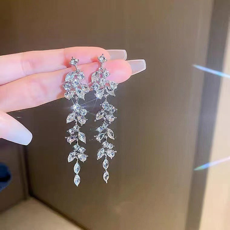 Boucles d'oreilles à pampilles en forme de feuille de diamant et de cristal de luxe léger pour femmes