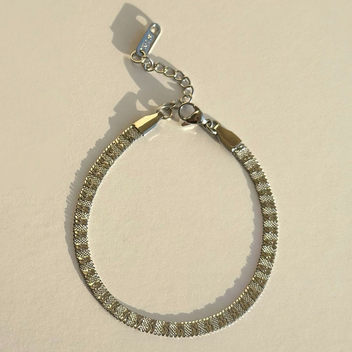 Traje de pulsera de oro y plata con estampado en relieve