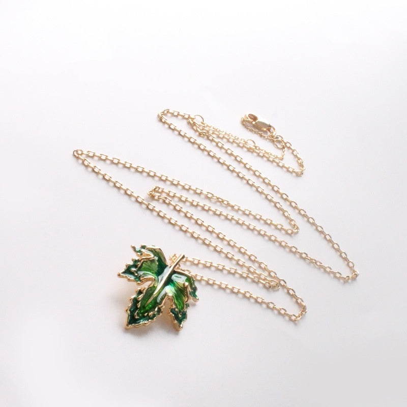 Collar largo esmaltado por goteo con esmalte de hoja de arce para mujer