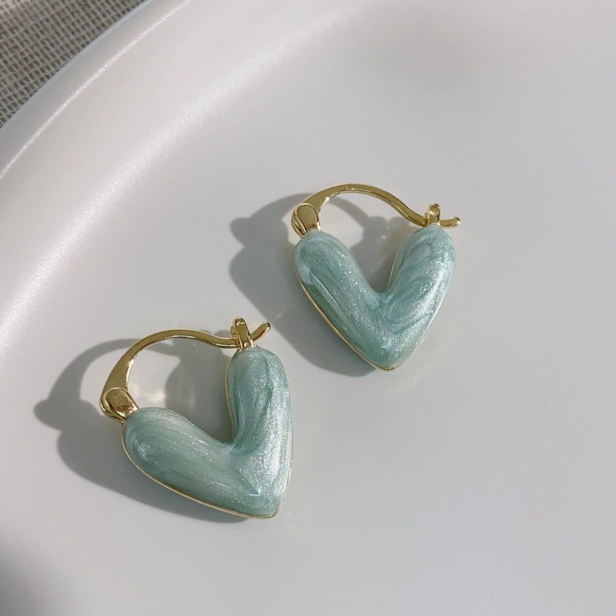 Boucles d'oreilles femme avec coeurs en émail dégoulinant de blanc