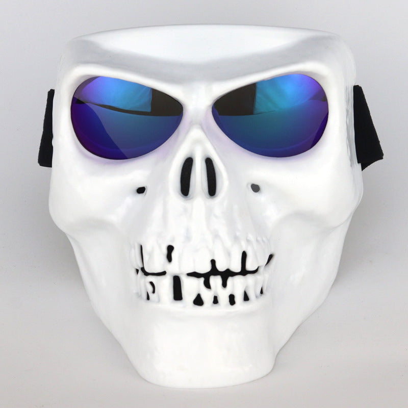 Pilote de moto avec masque de crâne équipé de lunettes