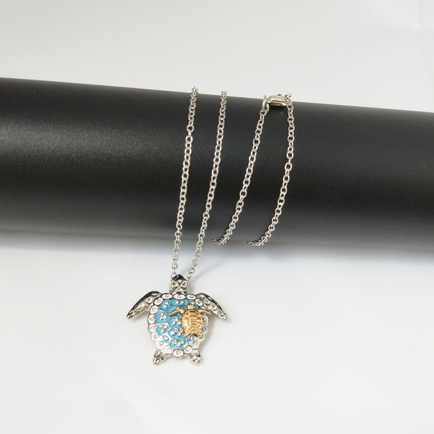 Familia de collares con diamantes incrustados de tortugas marinas