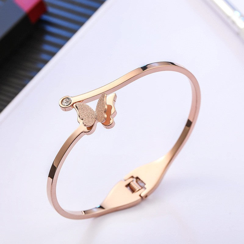 Pulsera simple femenina de mariposa de acero de titanio y oro rosa