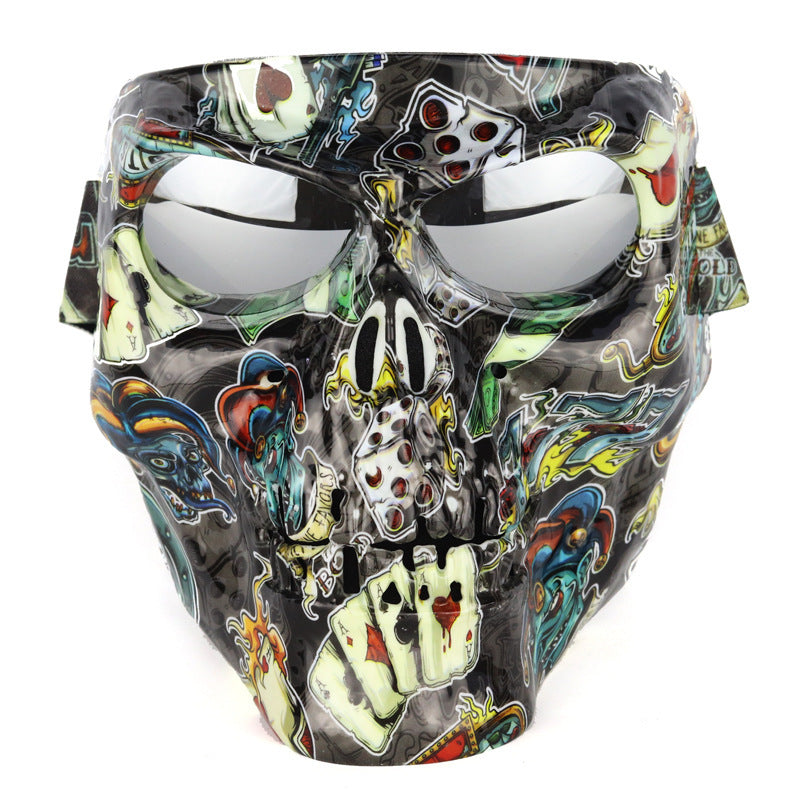 Pilote de moto avec masque de crâne équipé de lunettes