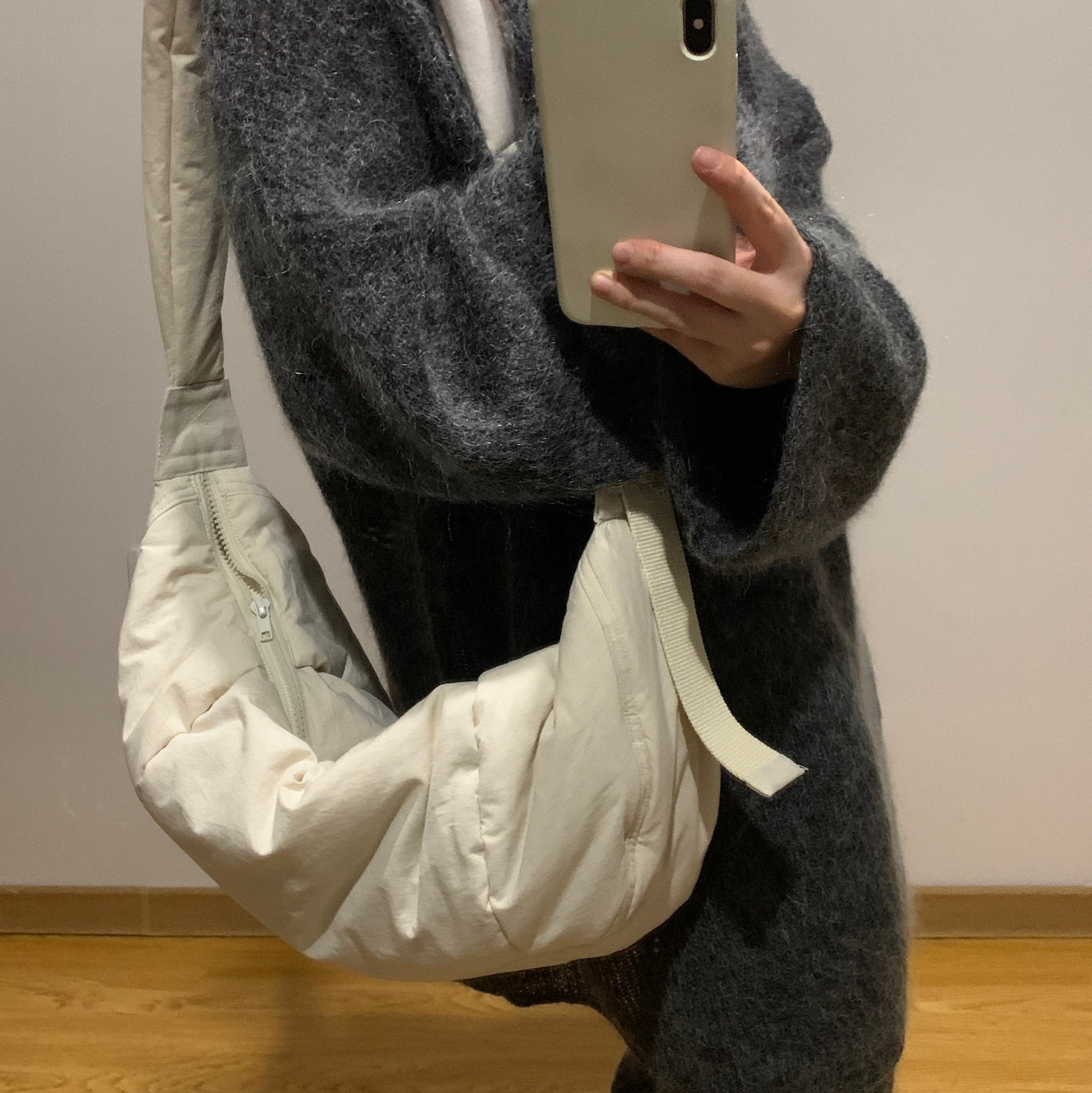 Sac à main à bandoulière en coton et lin en forme de croissant, Design d'intérêt particulier, rempli de riz, nuages ​​blancs