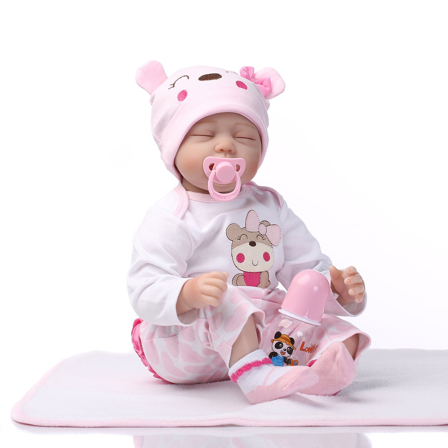 Muñecas de simulación acompañan a los juguetes para dormir.