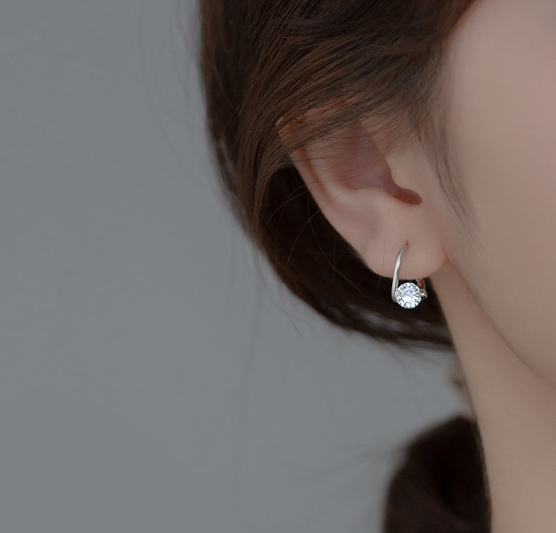 Boucles d'oreilles géométriques en diamant rond blanc de style minimaliste