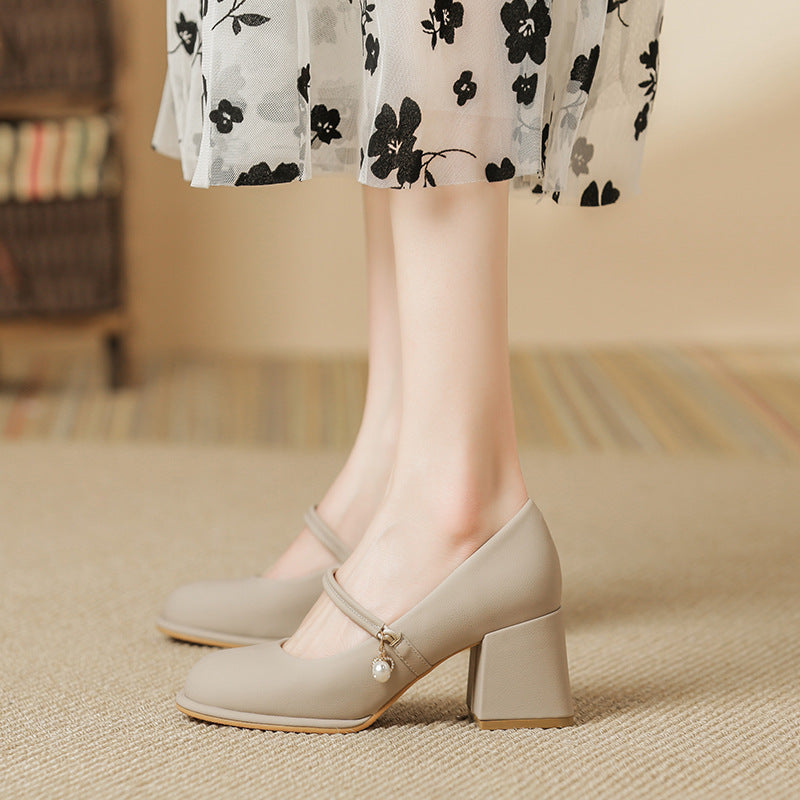 Avec des talons hauts à talons épais