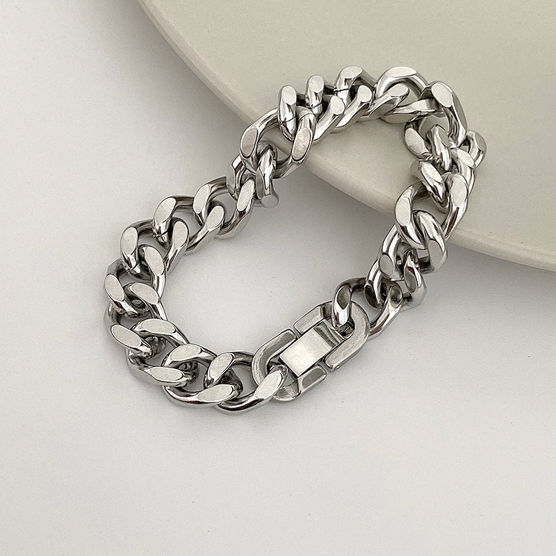 Le bracelet à maillons cubains en acier titane pour couple ne se décolore pas