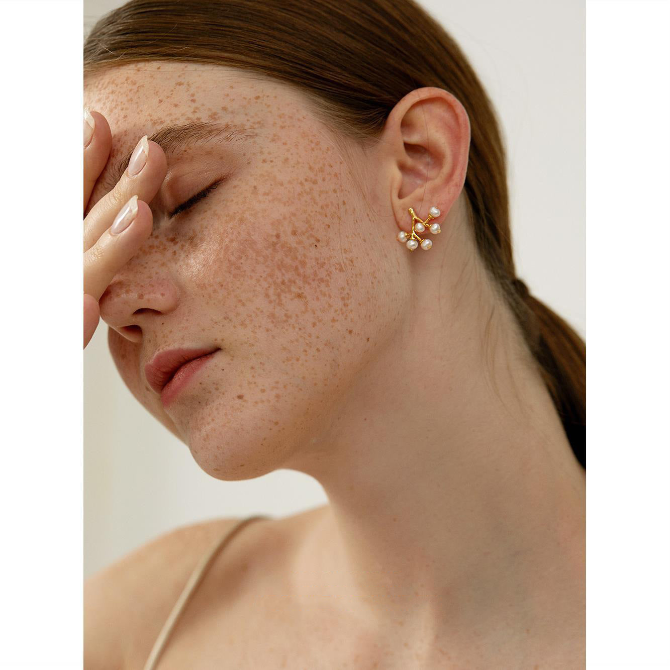 Aretes de plata con perlas de agua dulce en forma de rama