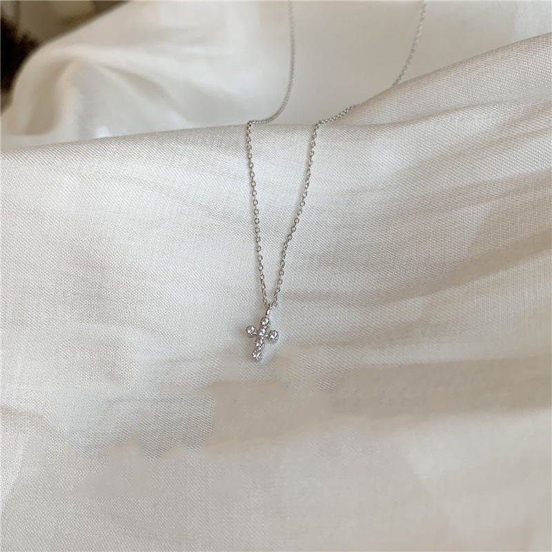 Exquisito collar invisible de diamantes con cruz súper mini