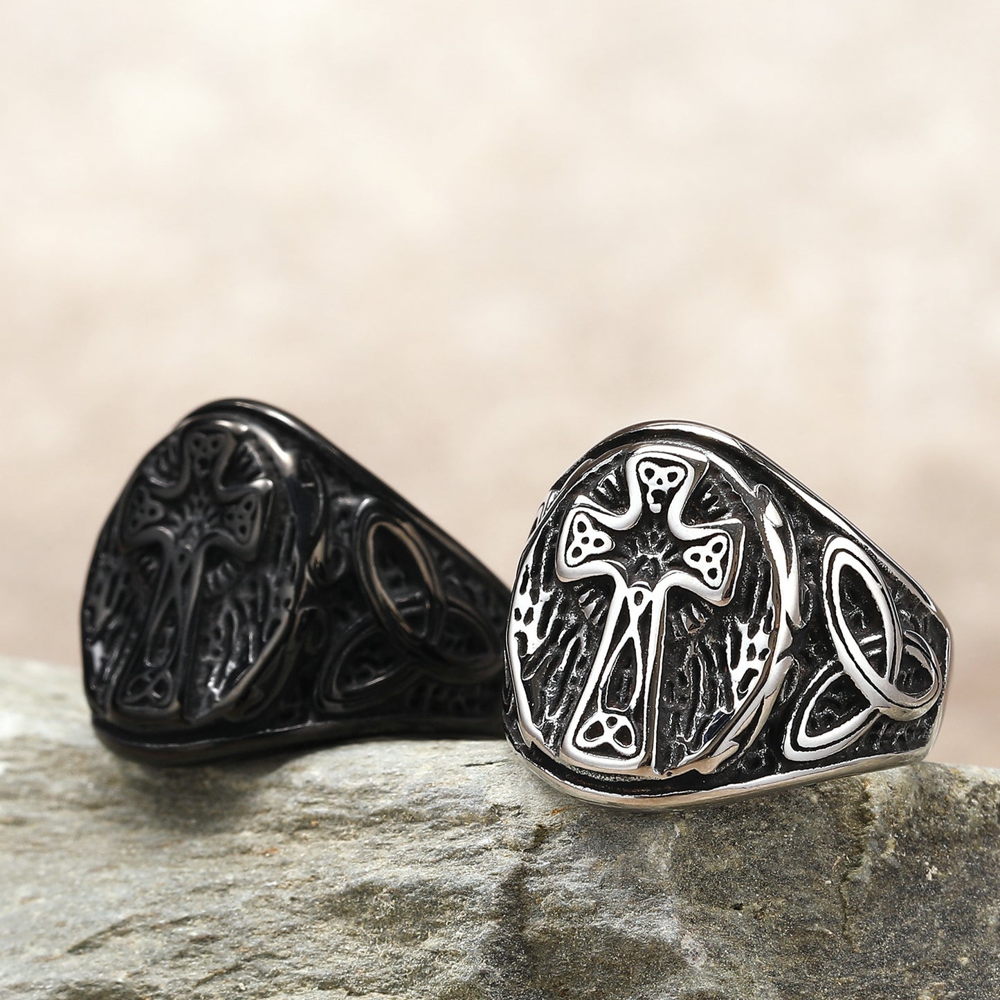 Anillo de hombre de acero de titanio con cruz minimalista