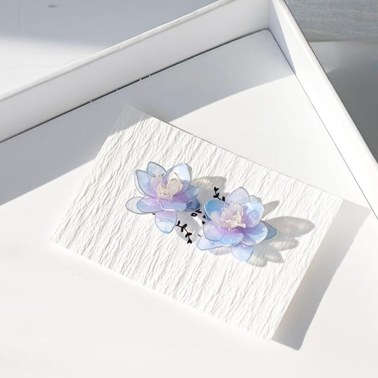 Boucles d'oreilles originales faites à la main, Design d'intérêt particulier, grande hirondelle volante, clous d'oreilles en époxy, ornement