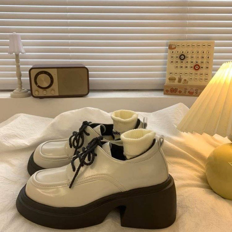 Petites chaussures en cuir noires à talons hauts et plateforme à talons épais pour femmes