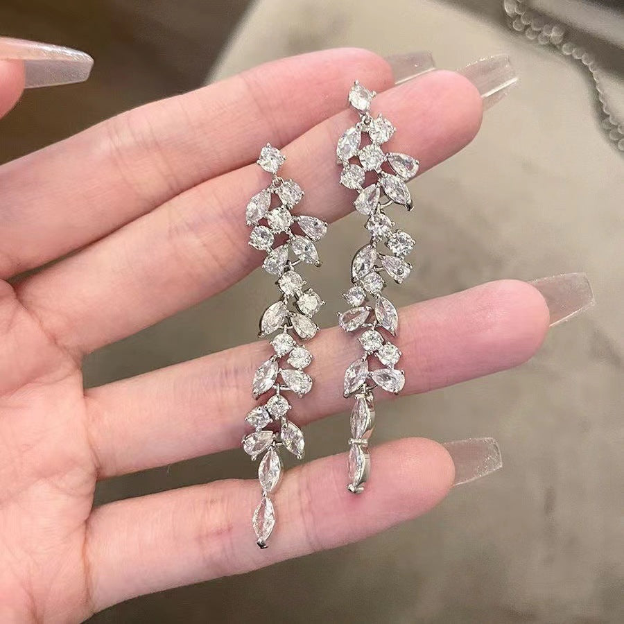 Boucles d'oreilles à pampilles en forme de feuille de diamant et de cristal de luxe léger pour femmes