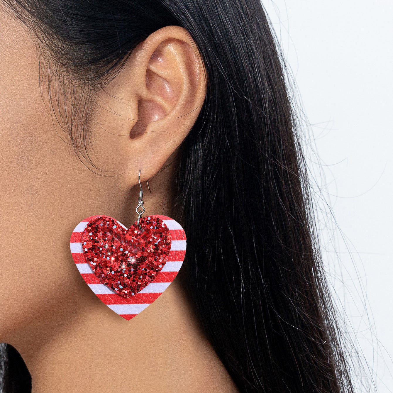 Boucles D'oreilles En Cuir À Paillettes Rayées Rouges Et Blanches En Forme De Coeur Pour La Saint-Valentin