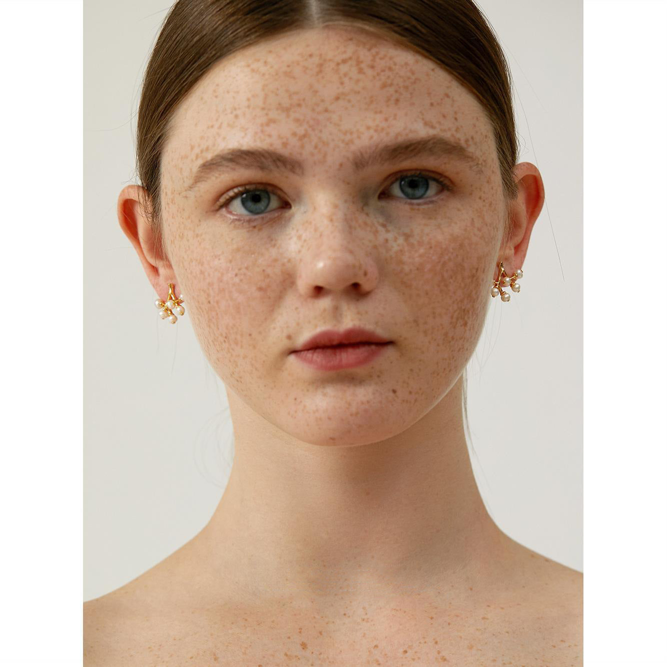 Aretes de plata con perlas de agua dulce en forma de rama