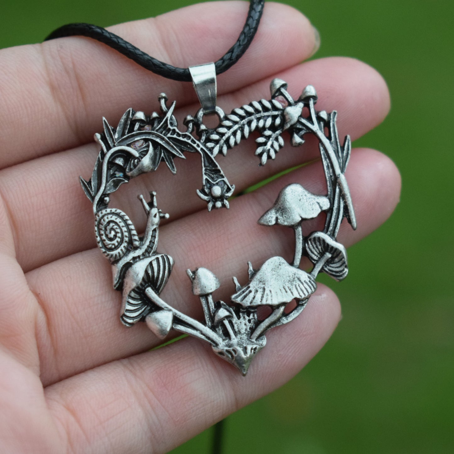 Collier de champignons d'escargot en forme de cœur créatif Nature