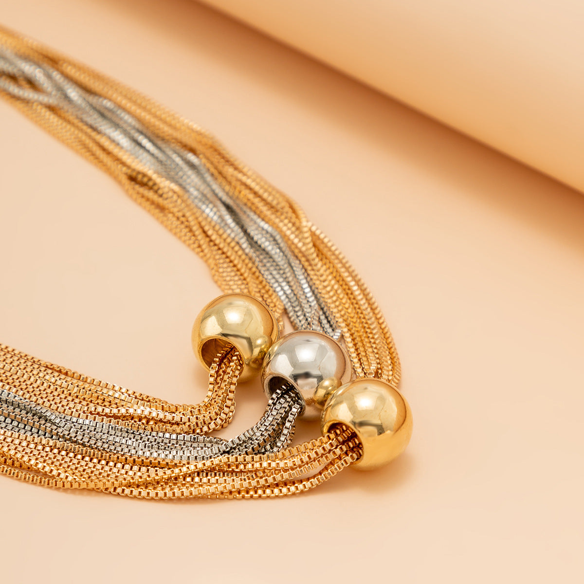 Collier à pendentif boule en métal exagéré