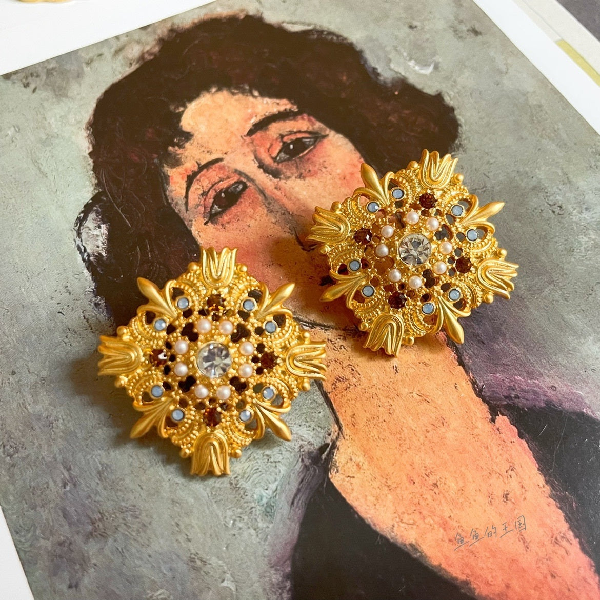 Retro Hollow Rhinestone Court Stud Earrings