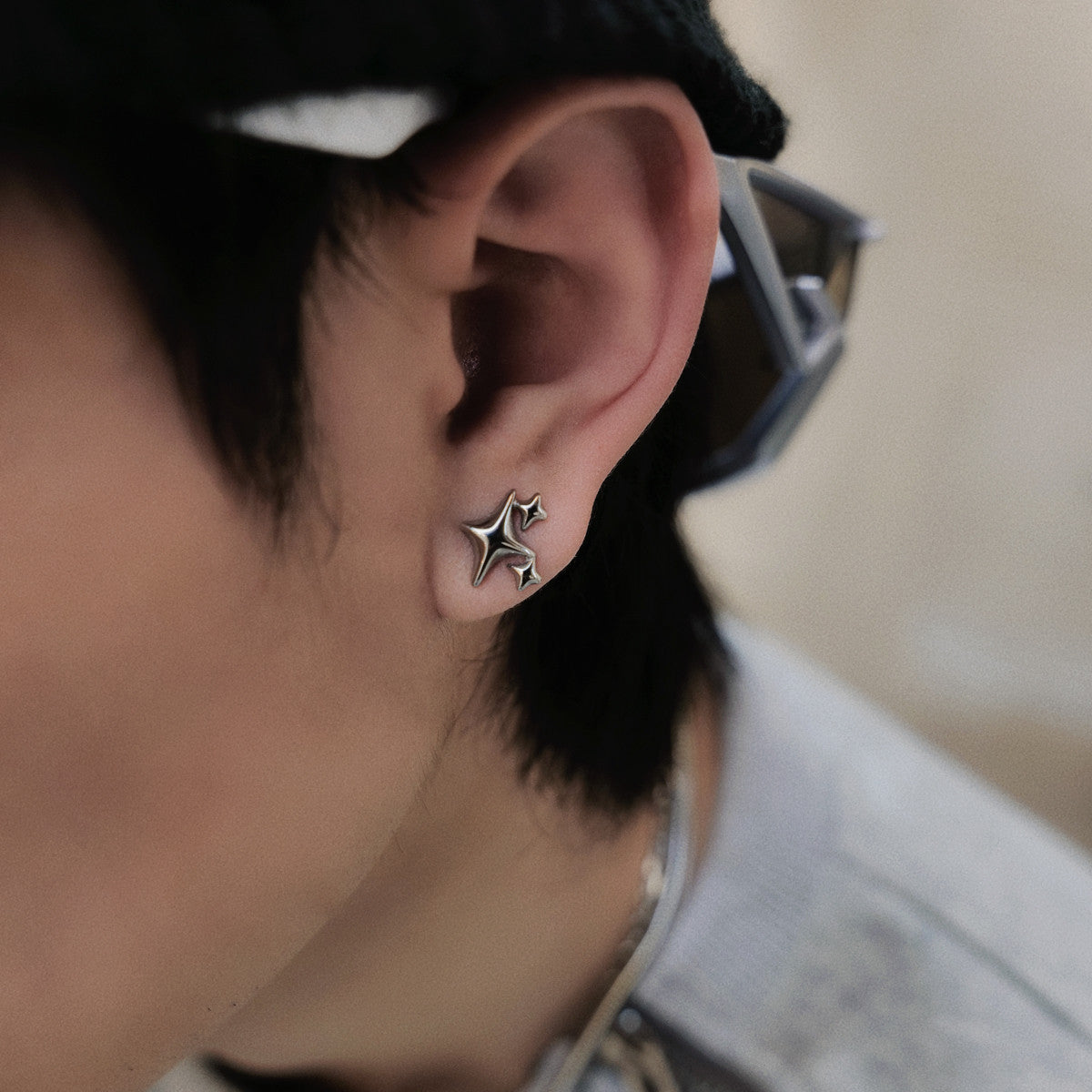 Pendientes pequeños de acero de titanio con estrellas tridimensionales de cuatro y ocho puntas para hombres y mujeres