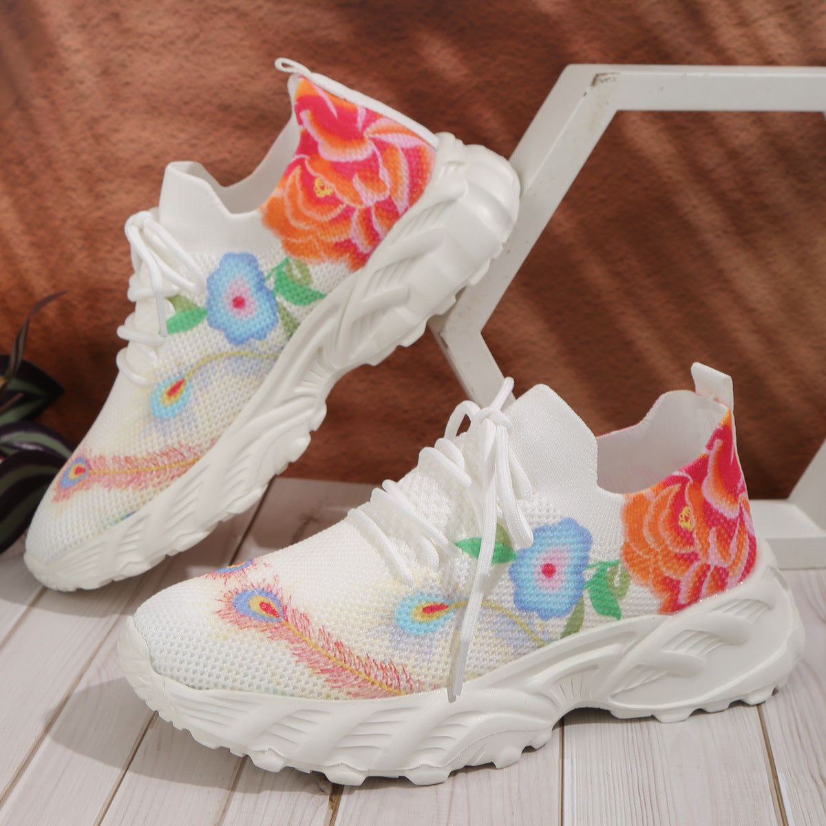 Zapatilla de deporte ligera con parte inferior suave y superficie transpirable tejida con flores informales
