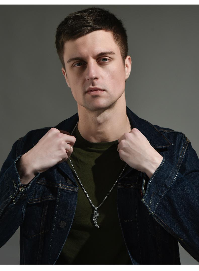 Collier rétro en acier titane avec dents de loup