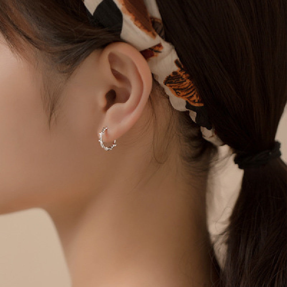 Simple and irregular woven wrapped ear buckle