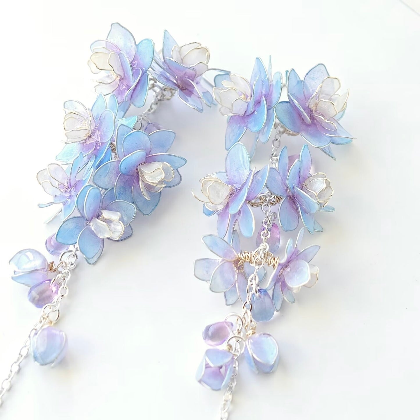 Boucles d'oreilles originales faites à la main, Design d'intérêt particulier, grande hirondelle volante, clous d'oreilles en époxy, ornement