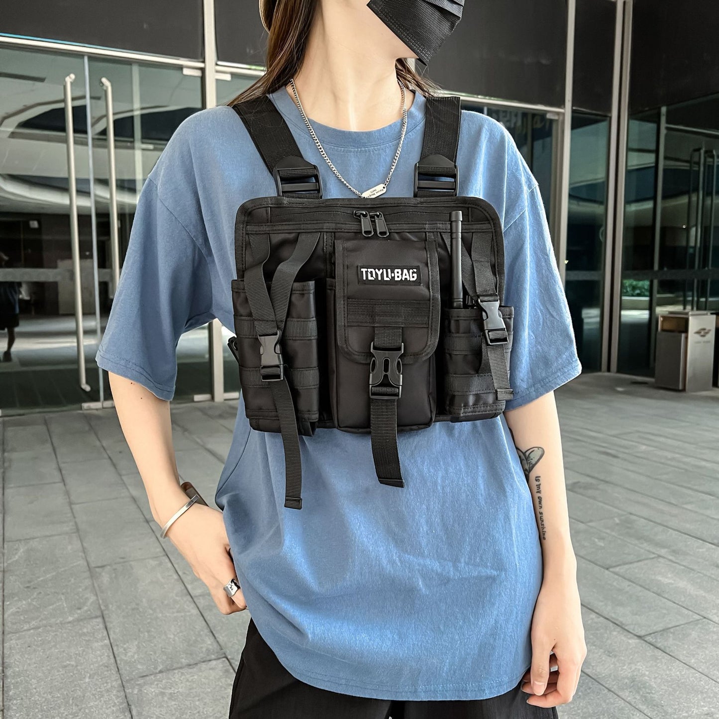 Bolso de hombro estilo chaleco callejero