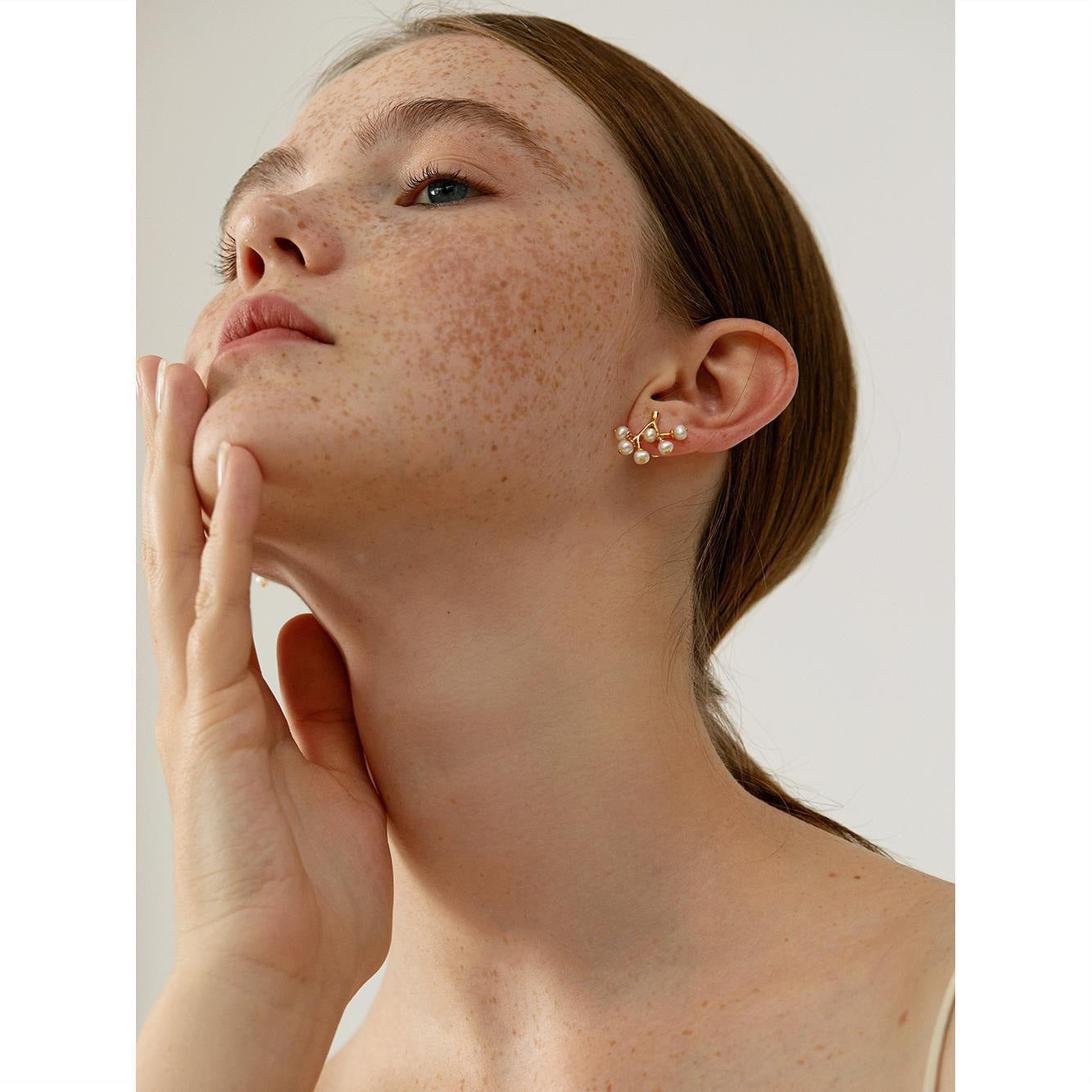 Aretes de plata con perlas de agua dulce en forma de rama