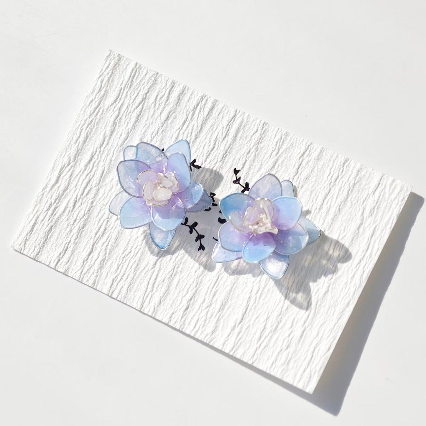 Boucles d'oreilles originales faites à la main, Design d'intérêt particulier, grande hirondelle volante, clous d'oreilles en époxy, ornement