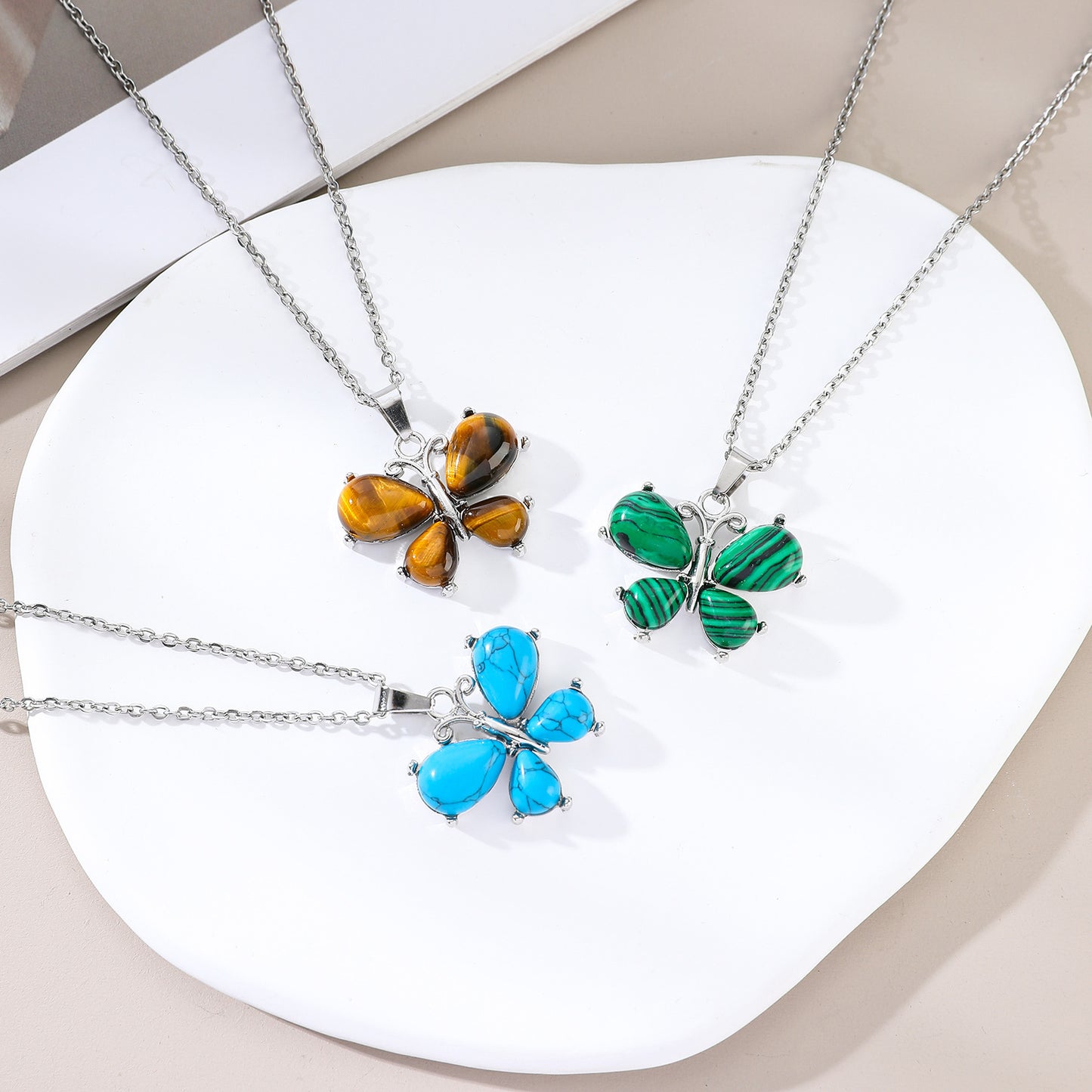 Collier pendentif en alliage de petit papillon en cristal de pierre naturelle
