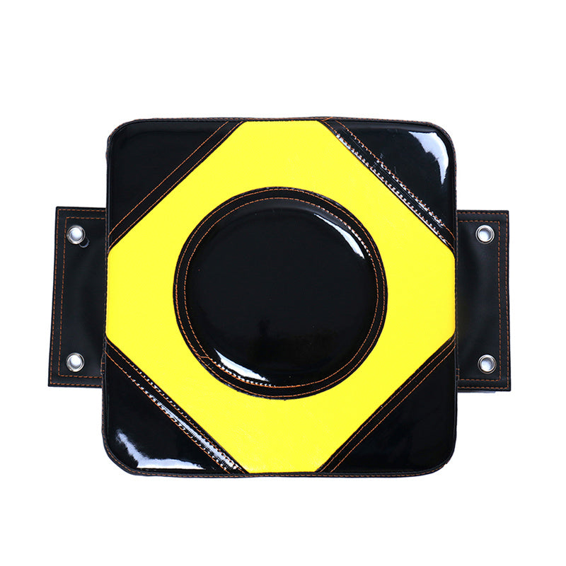 Sac de sable de boxe thaïlandaise suspendu au mur