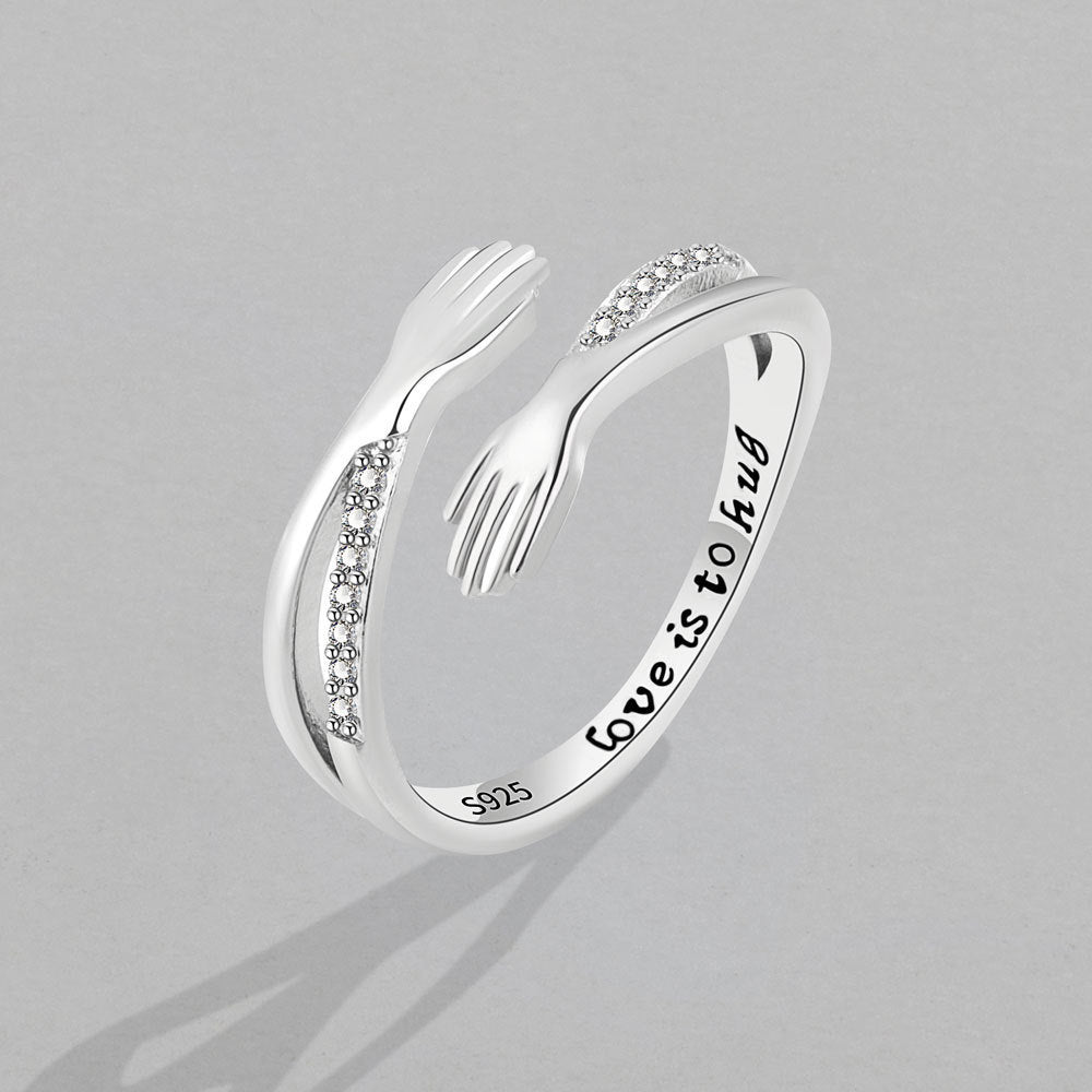 Les mains créatives de la mode embrassent la bague de couple en diamant