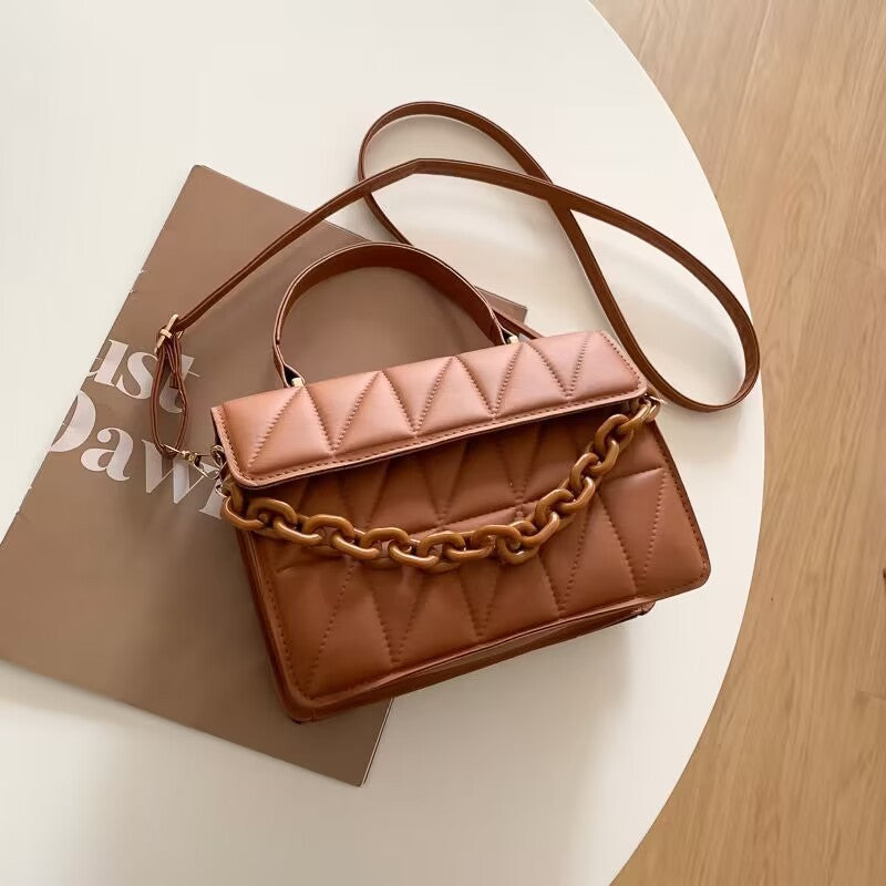 Bolso bandolera de hombro con textura simple y moderno