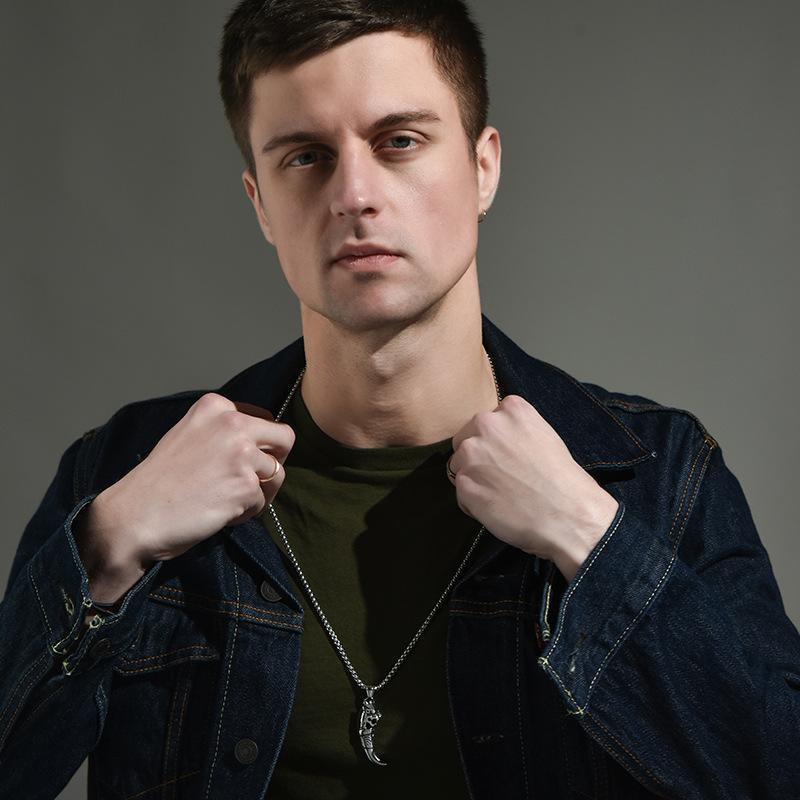 Collier rétro en acier titane avec dents de loup