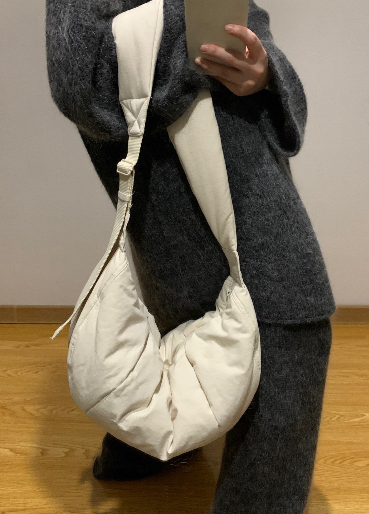 Sac à main à bandoulière en coton et lin en forme de croissant, Design d'intérêt particulier, rempli de riz, nuages ​​blancs