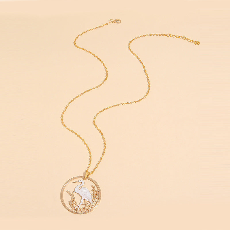 Collier rond élégant avec grue à couronne rouge
