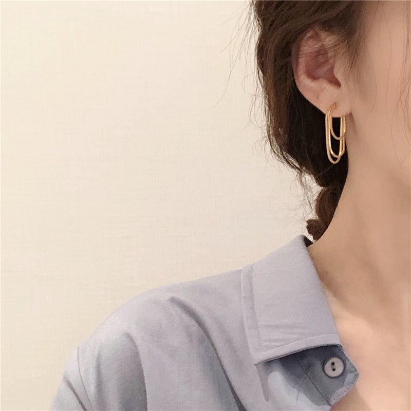 Boucles d'oreilles simples de style froid pour femmes