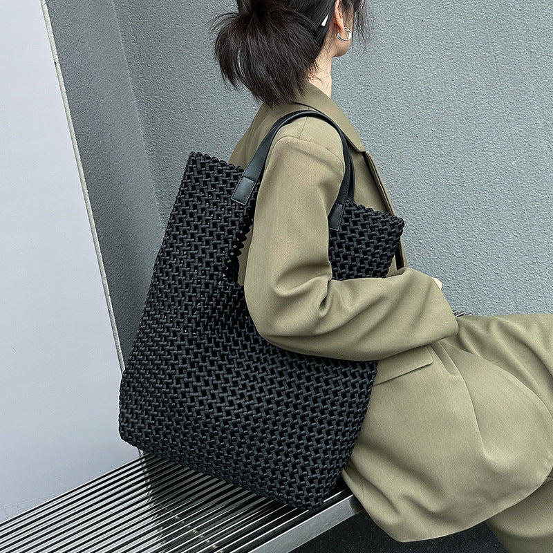 Bolso tejido a mano de lujo ligero, satén de seda, nudo de molino de viento, hueco, diseño de interés especial