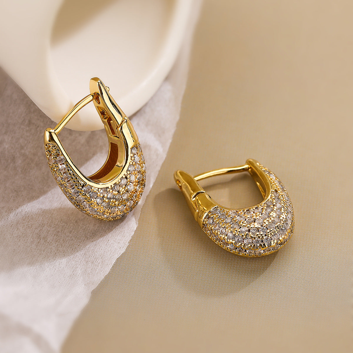 Boucles d'oreilles en forme de U avec placage en cuivre et zircon incrusté d'or 18 carats