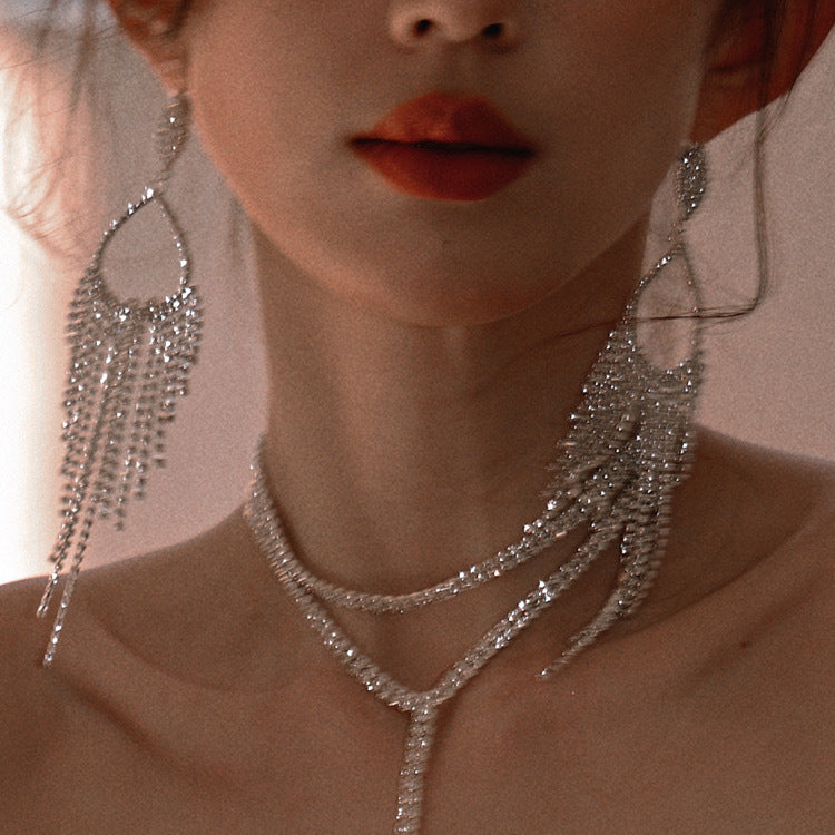 Mode féminine et boucles d'oreilles à pampilles goutte d'eau entièrement bijoux