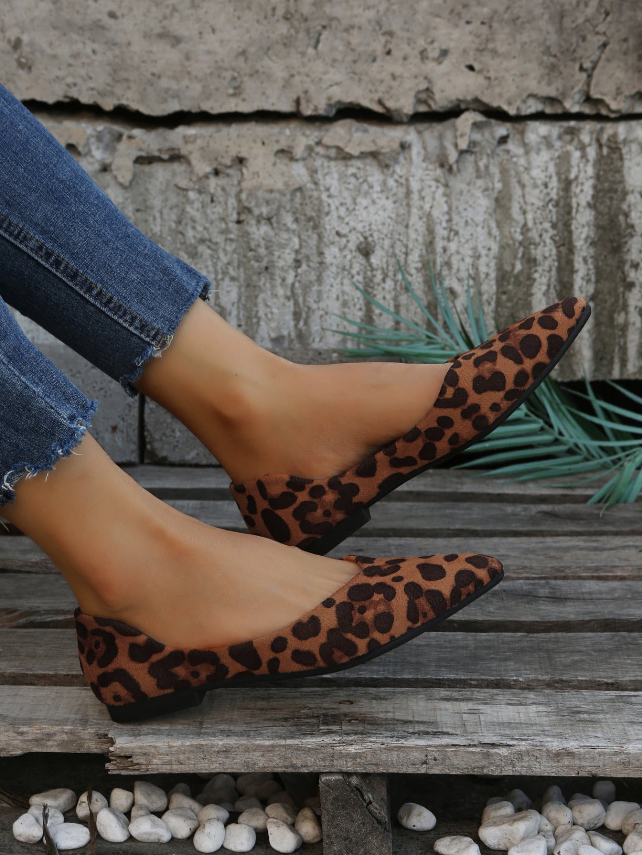 Zapatos de mujer de talla grande con perlas y estampado de leopardo planos de ante de corte bajo