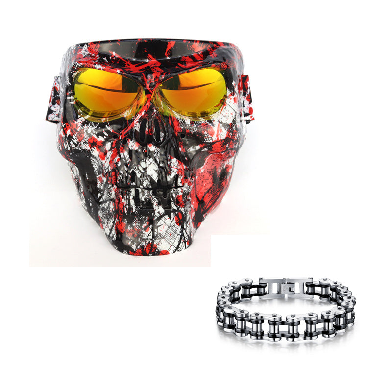 Pilote de moto avec masque de crâne équipé de lunettes