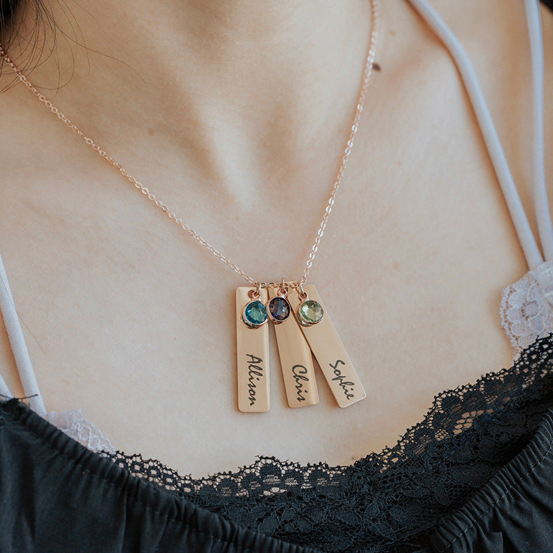 Collier long gravé avec pierre de naissance de douze couleurs