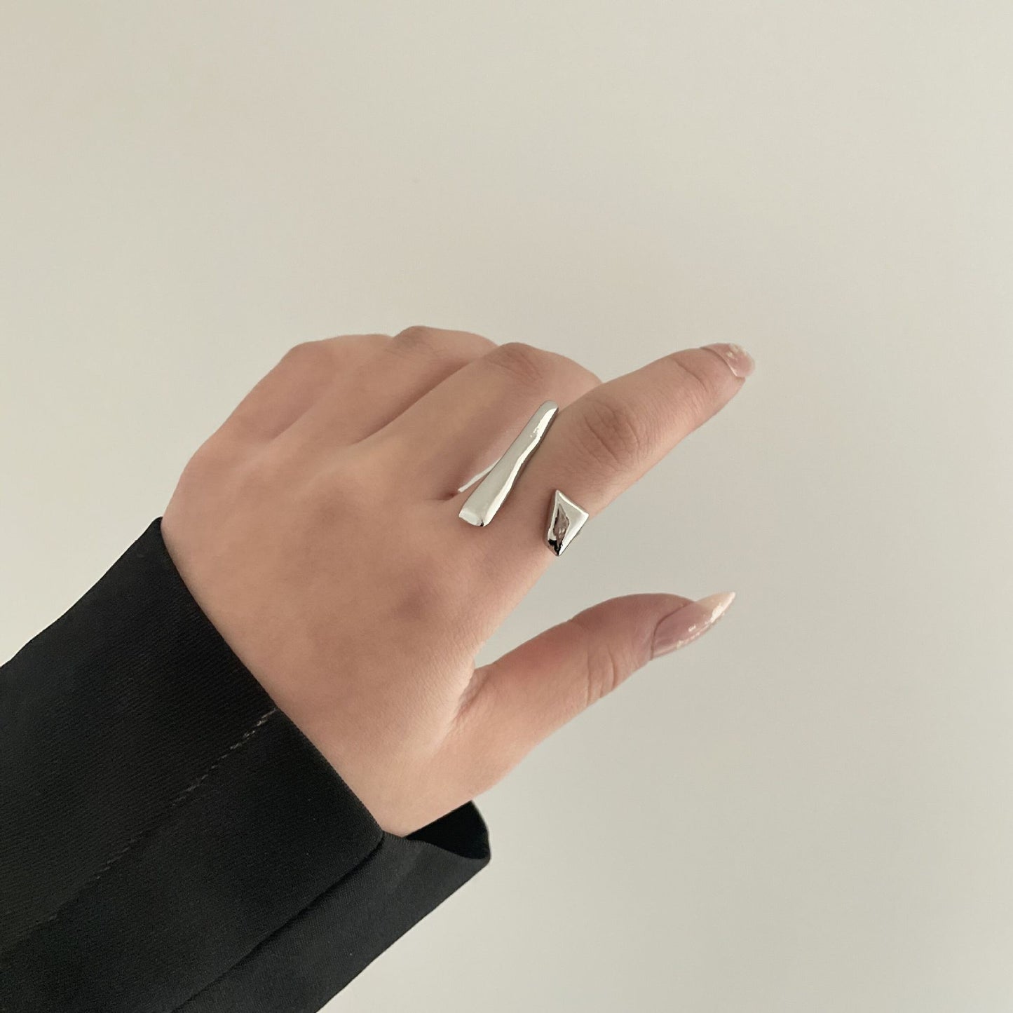 Anillo de dedo índice ajustable geométrico irregular con diseño de interés especial