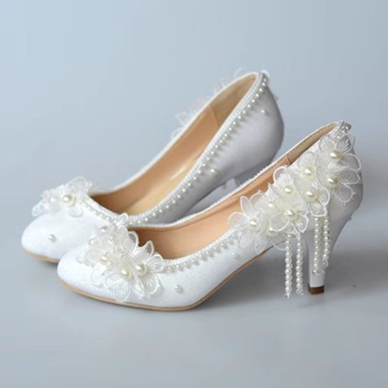 Chaussures de demoiselle d'honneur en dentelle blanche à talons hauts et pompons