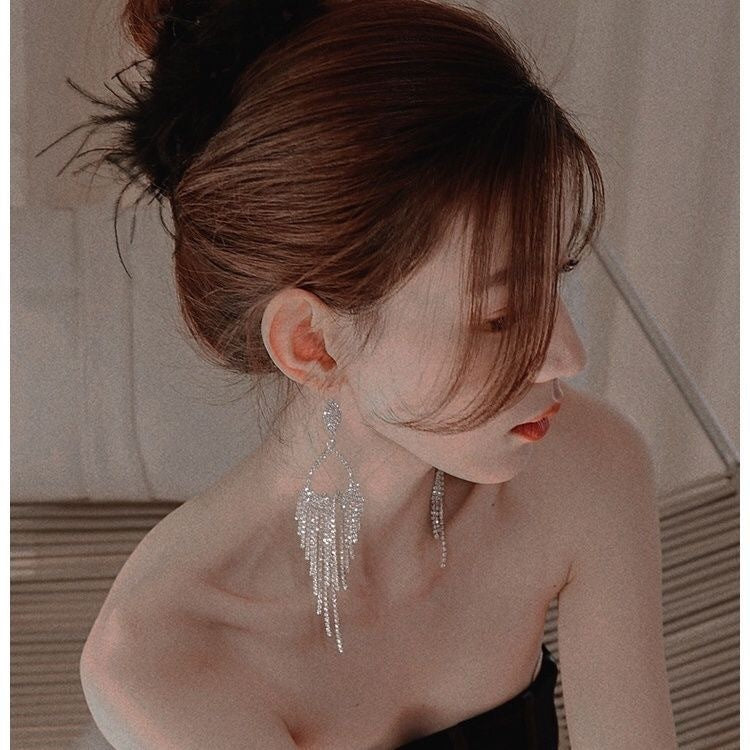 Mode féminine et boucles d'oreilles à pampilles goutte d'eau entièrement bijoux